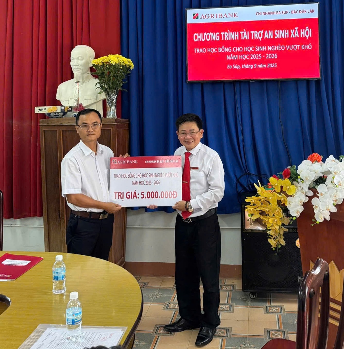 Trao học bổng cho học sinh nghèo vượt khó tại xã Ea Súp